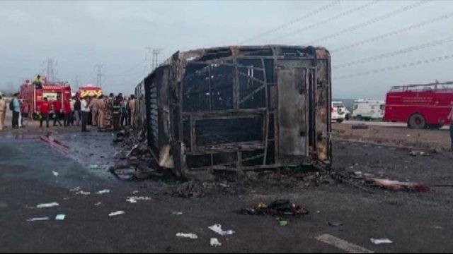 दुखद हादसा: महाराष्ट्र में बस पलटने (bus overturned) के बाद लगी आग में 26 लोगों की मौके पर ही जलकर मौत, कई यात्री घायल