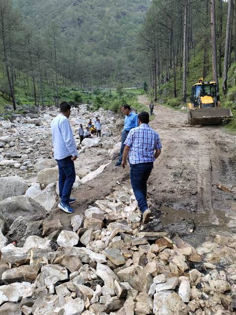 आराकोट-टिकोची-चिंवा क्षेत्र : भूस्खलन (landslide) से प्रभावित सड़कों व पैदल रास्तों को अविलंब दुरस्त करने के निर्देश
