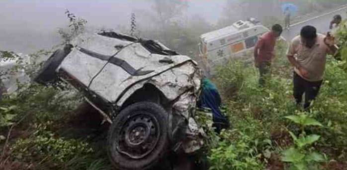दुखद : दर्दनाक सड़क हादसा (road accident), चिन्यालीसौड़ में गहरी खाई में गिरी कार, मां-बेटे की मौत, बड़ा भाई गंभीर घायल
