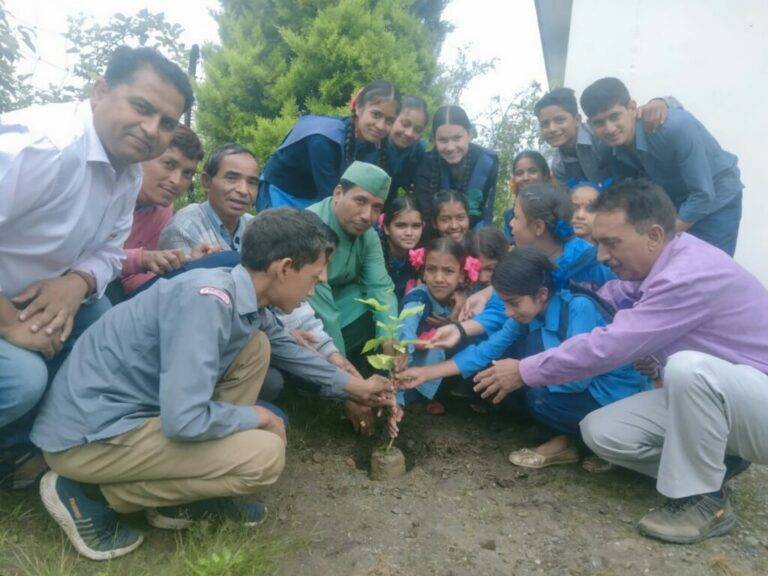 Birthday of Dr. Trilok Chandra Soni : राइका मरोड़ा के छात्रों ने पौधा लगाकर मनाया अपने गुरु डॉ. सोनी का जन्मदिन