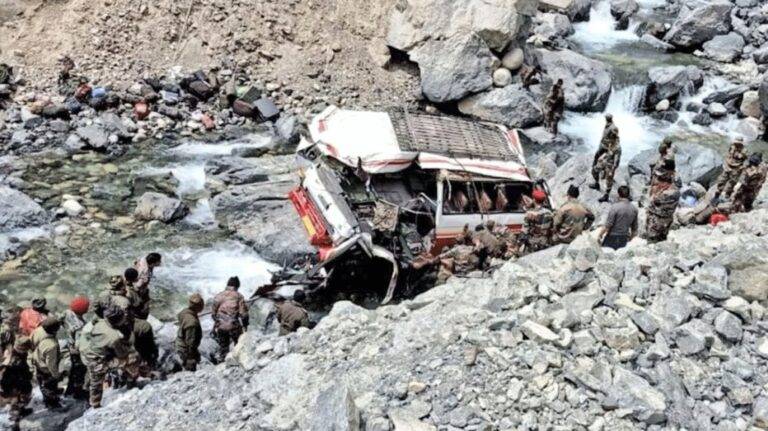 Army truck fell into ditch in Ladakh: लद्दाख में सेना का ट्रक खाई में गिरने से 9 जवान शहीद, रक्षा मंत्री राजनाथ सिंह ने जताया दुख, राहत बचाव जारी