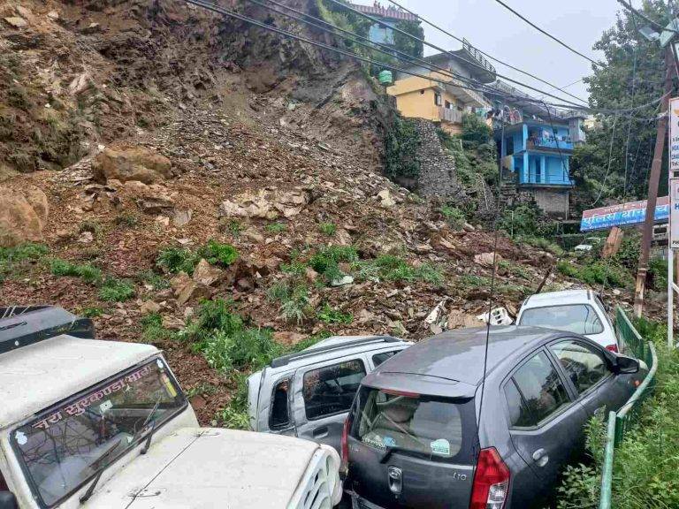 दु:खद: चंबा के निकट लैंडस्लाइड से मां-बेटे सहित तीन लोगों की दर्दनाक मौत, वाहन क्षतिग्रस्त Three killed in landslide near Chamba