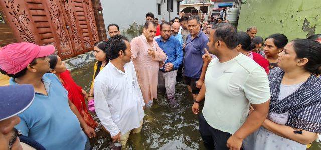ऋषिकेश: भारी वर्षा के कारण जलमग्न हुए क्षेत्रों का मंत्री डॉ. प्रेमचंद अग्रवाल (Dr. Premchand Agarwal) ने प्रशासनिक टीम के साथ किया दौरा