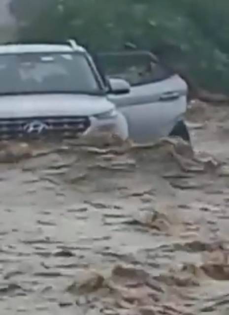 आपदा (Disaster): उत्तराखंड में पानी के तेज बहाव में फंसी कार, लोगों ने रेस्क्यू अभियान चलाकर सभी को बचाया, राज्य के 7 जिलों में बारिश का अलर्ट