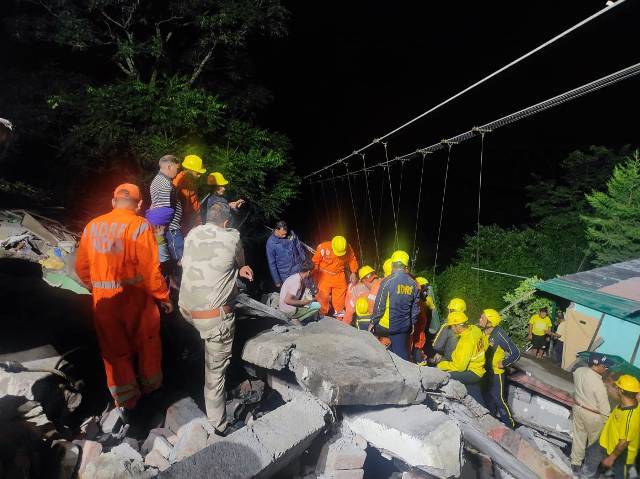 चमोली जनपद से आई दुखद खबर: आवासीय भवन (Residential Building) टूटने से 7 लोग दबे। 2 लोगों की मौत, पांच घायल अस्पताल में भर्ती