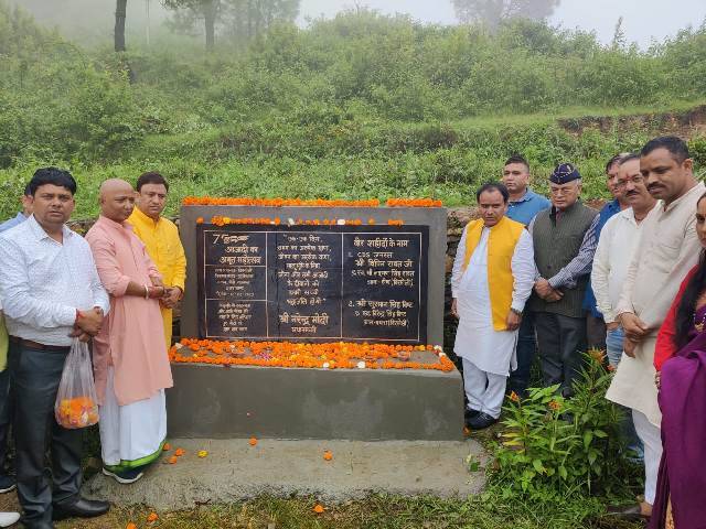 देश के प्रथम सीडीएस अमर शहीद विपिन रावत के गांव ‘सैंण’ पहुंचे कैबिनेट मंत्री धनसिंह (Dhan Singh), शहादत को नमन कर सम्मान के साथ रखी आंगन की मिट्टी