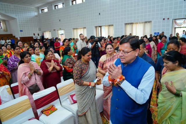 उत्तराखंड: प्रदेश के विभिन्न क्षेत्रों से आई महिलाओं ने मुख्यमंत्री पुष्कर धामी (Pushkar Dhami) को बांधा रक्षा सूत्र