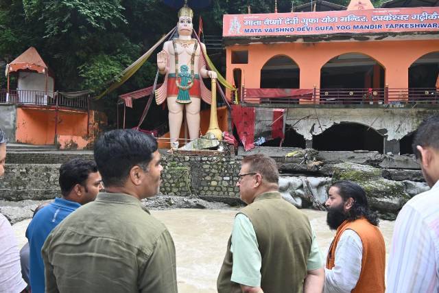 बारिश से हुए टपकेश्वर मंदिर क्षेत्र तथा भीतरली गांव में हुए नुकसान का मंत्री गणेश जोशी (Ganesh Joshi) ने किया स्थलीय