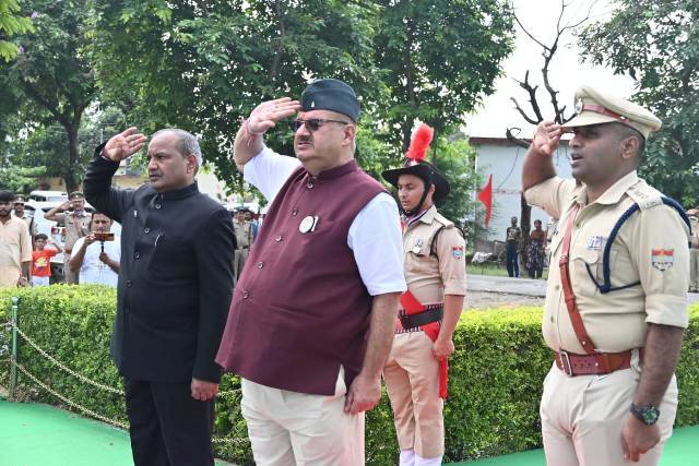 स्वतंत्रता दिवस के अवसर पर रुद्रपुर में मंत्री गणेश जोशी (Ganesh Joshi) ने किया ध्वाजारोहण