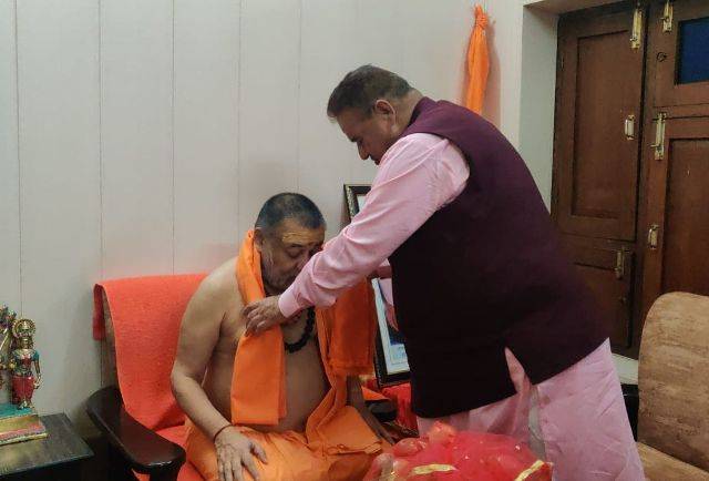 कैबिनेट मंत्री गणेश जोशी (Ganesh Joshi) ने लिया जगतगुरु शंकराचार्य से आशीर्वाद
