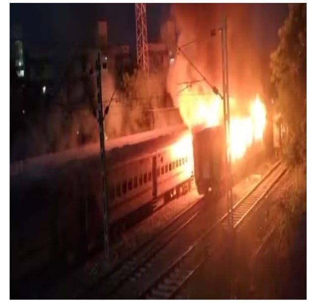 दुखद हादसा: लखनऊ से रामेश्वरम जा रही एक्सप्रेस ट्रेन (express train) में आग लगने से 10 यात्रियों की मौत, 20 घायल, सिलेंडर जलाने से हुआ हादसा