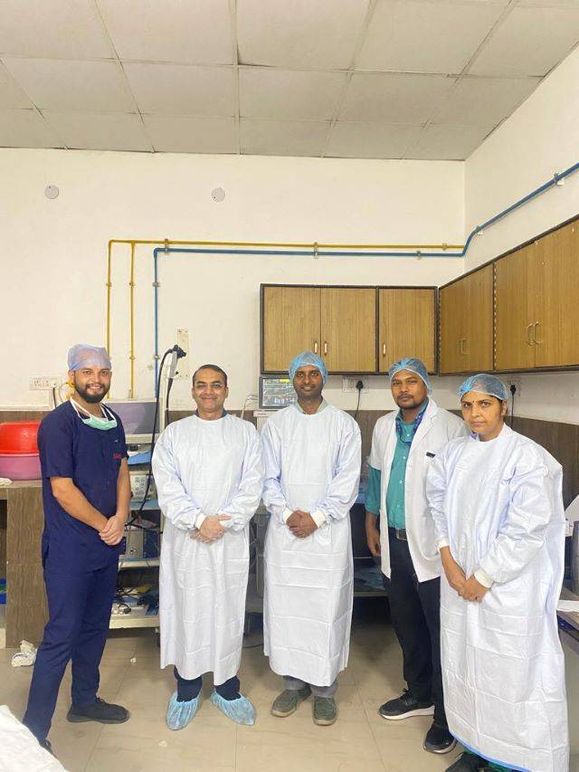 उपलब्धि: श्री महंत इन्दिरेश अस्पताल (Shri Mahant Indiresh Hospital) के गैस्ट्रोइंट्रोलाॅजिस्ट ने मरीज़ की आहारनली से निकाला डेंचर