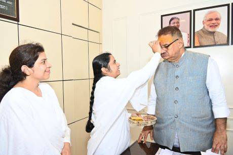ब्रह्म कुमारीस सिस्टर राज योग्यनी बी.के. सोनिया दीदी ने मंत्री गणेश जोशी (Ganesh Joshi) की कलाई पर बांधा रक्षा सूत्र