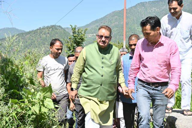 उत्तरकाशी के बड़कोट पहुंचे कृषि मंत्री गणेश जोशी (Ganesh Joshi), उपराडी गांव के सेब बागवान के बगीचे का किया स्थलीय निरीक्षण