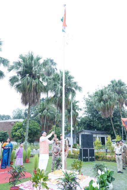 सीएम धामी (CM Dhami) ने 77 वें स्वतंत्रता दिवस के अवसर पर मुख्यमंत्री आवास में किया ध्वजारोहण