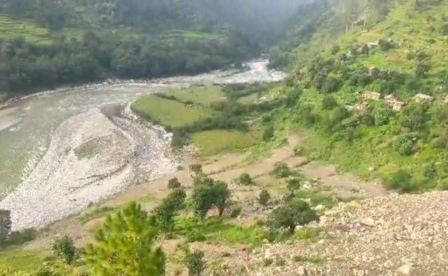चिंता: संकट में उत्तरकाशी (Uttarkashi) के सीमांत सेवा व बरी गांव, पैदल मार्ग भूस्खलन से जगह-जगह टूटा