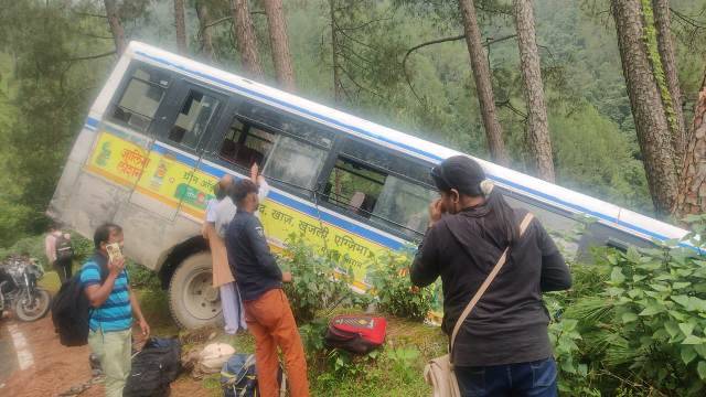 …जब उत्तराखंड रोडवेज की बस (Uttarakhand Roadways Bus) इस मार्ग पर सड़क से बाहर निकल कर हवा में लटकी! जानिए फिर क्या हुआ!
