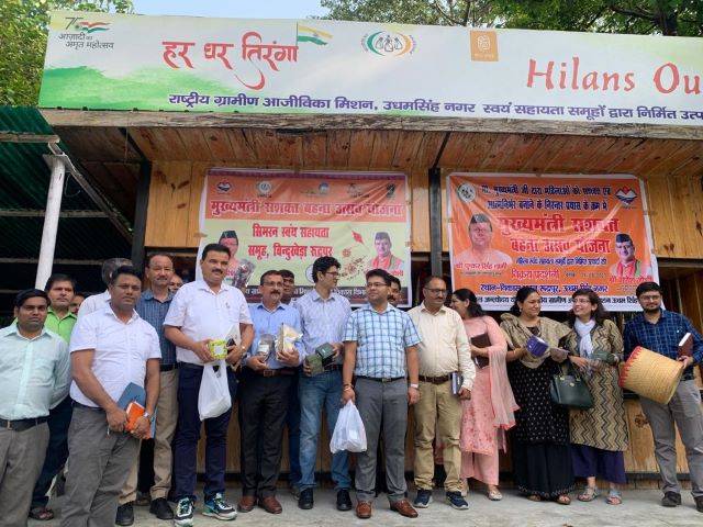 रुद्रपुर: जिलाधिकारी उदयराज सिंह (Udayraj Singh) की अपील पर अधिकारी-कर्मचारियों ने स्वयं सहायता समूहों के निर्मित उत्पादों को खरीदा