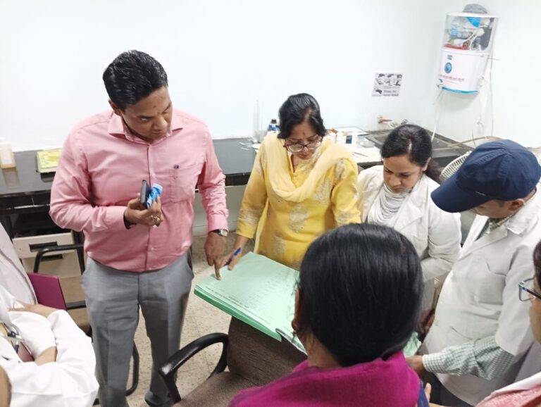 हल्द्वानी: अस्पतालों का स्वास्थ्य सचिव Dr. R. Rajesh Kumar ने किया औचक निरीक्षण, डेंगू मरीजों की जांच की धीमी गति पर जतायी कड़ी नाराजगी, अधिकारियों को फटकार लगाई