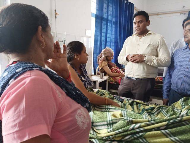 कोटद्वार: बेस अस्पताल में डेंगू (dengue) को लेकर फैली अव्यवस्थाओं पर भड़के स्वास्थ्य सचिव डॉ. आर. राजेश कुमार ने अधिकारियों को लगाई जमकर फटकार