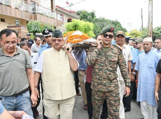 दुखद: भारतीय वायुसेना के विंग कमांडर अनुपम गुसाईं (Wing Commander Anupam Gusain) के पार्थिव शरीर पर मंत्री गणेश जोशी ने किया पुष्प चक्र अर्पित