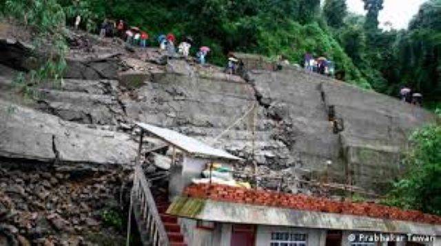 हिमालय के नीचे बढ़ रहे तनाव से बड़े भूकंप (Earthquake) का खतरा