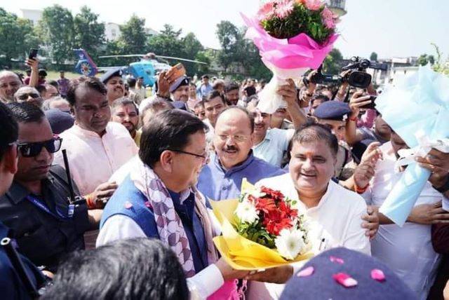 स्वागत समारोह : ब्रिटेन से देहरादून लौटने पर सीएम धामी (CM Dhami) का भाजपा नेताओं ने किया भव्य स्वागत