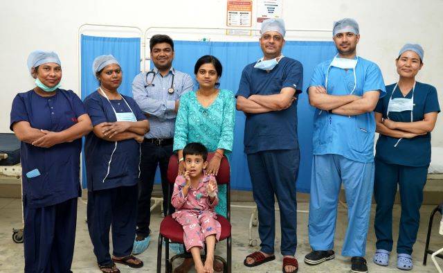 Health : श्री महंत इन्दिरेश अस्पताल में साढ़े तीन वर्षीय बच्चे की दूरबीन विधि से जटिल थोरेसिक सर्जरी