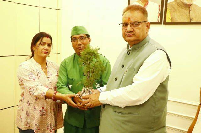 सैनिक कल्याण मंत्री गणेश जोशी (Ganesh Joshi) को वृक्षमित्र ने दिया उपहार में पौधा