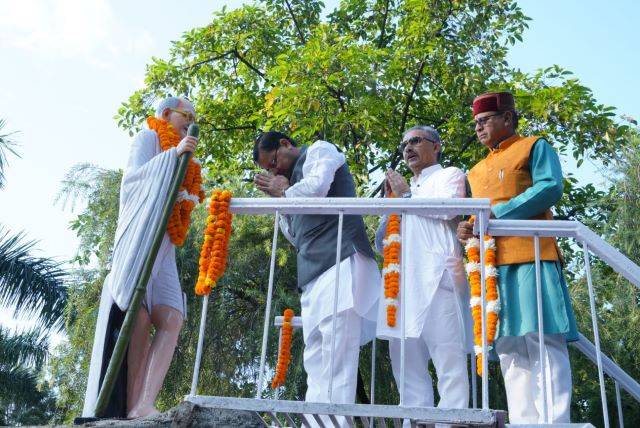 मुख्यमंत्री ने महात्मा गांधी की जयंती (Mahatma Gandhi Jayanti) के अवसर पर गांधी पार्क में उनकी मूर्ति पर माल्यार्पण कर दी श्रद्धांजलि