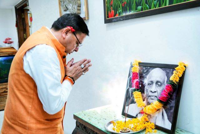 राष्ट्रीय एकता दिवस पर मुख्यमंत्री धामी (Dhami) ने सरदार वल्लभ भाई पटेल के चित्र पर किए श्रद्धा सुमन अर्पित