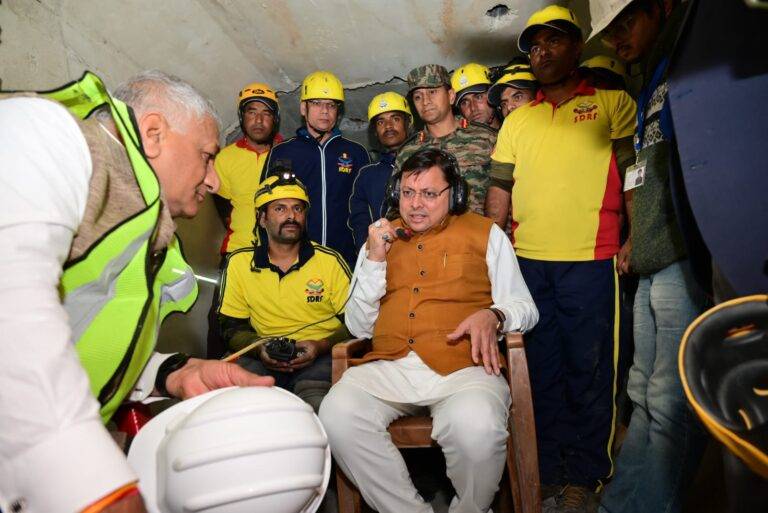 Silkyara tunnel rescue : टनल में फंसे श्रमिकों से मुख्यमंत्री पुष्कर धामी ने की बात, केंद्रीय राज्य मंत्री जन. (रिटा.) वीके सिंह ने सीएम के साथ सिलक्यारा टनल रेस्क्यू ऑपरेशन का लिया जायजा