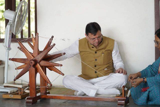 अहमदाबाद में मुख्यमंत्री धामी पहुंचे गांधी आश्रम (Gandhi Ashram), चलाया चरखा, राष्ट्रपिता को किया याद