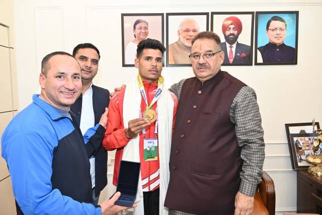 गोवा में 37वें राष्ट्रीय खेलों में 10 किमी. रेस में स्वर्ण पदक विजेता एथलीट अंकित कुमार को मंत्री गणेश जोशी (Ganesh Joshi) ने किया सम्मानित