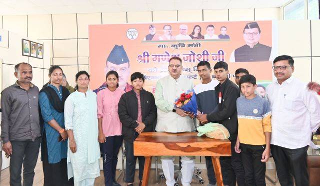 महाराष्ट्र से आए तीरंदाजी के खिलाड़ियों से कृषि मंत्री गणेश जोशी (Ganesh Joshi) ने की मुलाकात