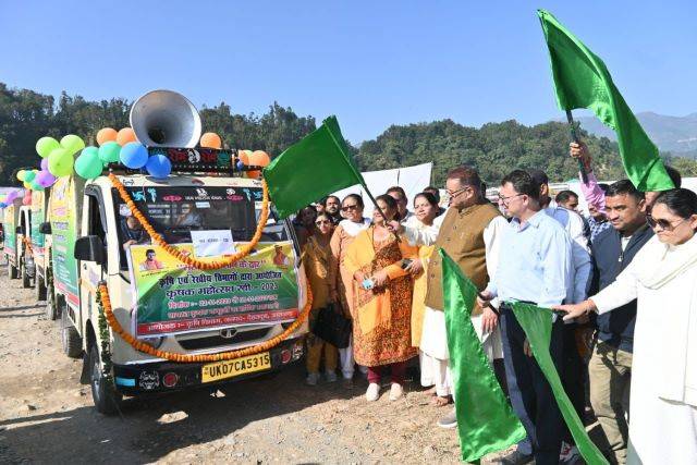 कृषक महोत्सव रबी के शुभारंभ अवसर पर रथों को कृषि मंत्री गणेश जोशी (Ganesh Joshi) ने हरी झंडी दिखाकर किया रवाना