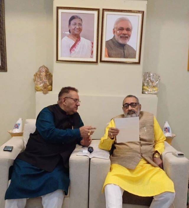 नई दिल्ली में सूबे के ग्राम्य विकास मंत्री गणेश जोशी (Ganesh Joshi) ने केंद्रीय ग्रामीण विकास मंत्री गिरिराज सिंह से की भेंट