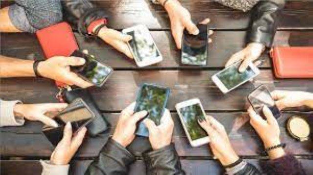 देश के स्कूलों में मोबाइल फोन पर प्रतिबंध (ban on mobile phones) लगाने पर विचार?