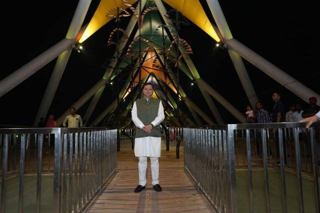 मुख्यमंत्री पुष्कर सिंह धामी (Pushkar Singh Dhami) ने अहमदाबाद में स्थित अटल फुट ओवर ब्रिज का किया भ्रमण