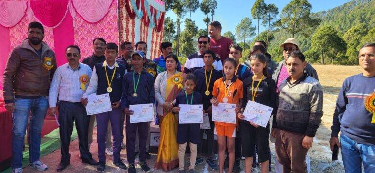 कल्जीखाल : ब्लॉक स्तरीय खेल महाकुम्भ (Khel Mahakumbh) का प्रमुख बीना राणा ने किया उदघाटन