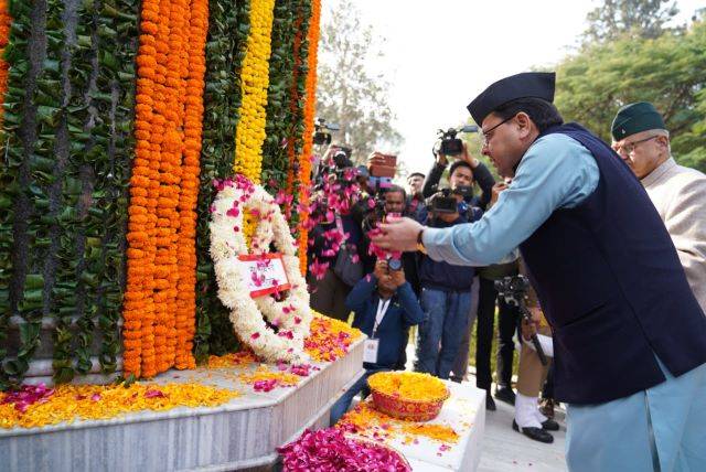 विजय दिवस : शहीद स्मारक पर पुष्प चक्र अर्पित कर सीएम धामी (CM Dhami) व मंत्री गणेश जोशी ने दी शहीदों को श्रद्धांजलि