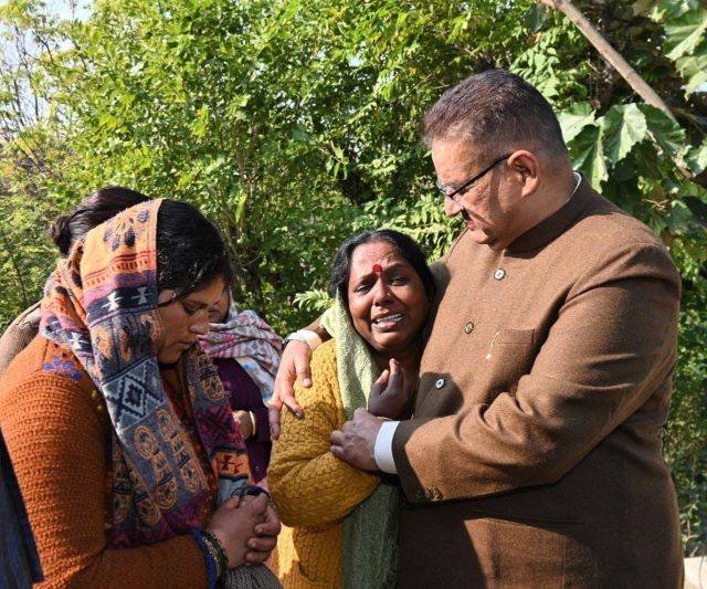 सिगली गांव पहुंचकर मंत्री गणेश जोशी (Ganesh Joshi) ने पीड़ित परिवार से मुलाकात कर शोक संवेदना जताई