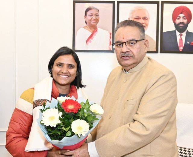 भारतीय सेना में देश की पहली महिला कमीशन प्राप्त करने वाली उत्तराखण्ड की बेटी मेजर प्रिया सेमवाल को मंत्री गणेश जोशी (Ganesh Joshi) ने किया सम्मानित