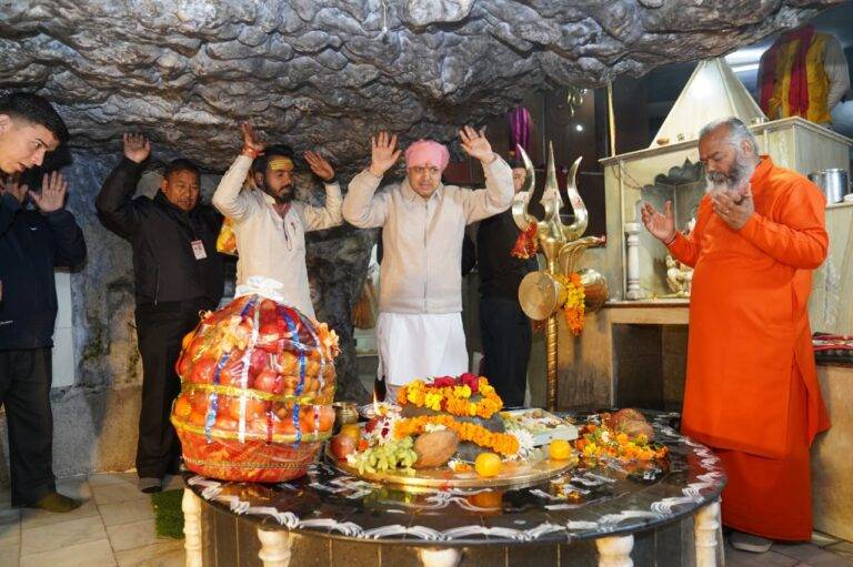 श्रीमहंत देवेन्द्र दास जी महाराज ने टपकेश्वर महादेव (Tapkeshwar Mahadev) में टेका मत्था