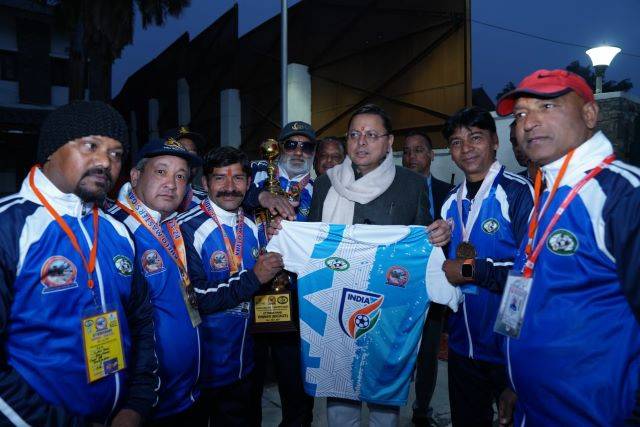 इंटरनेशनल फुटबाल प्रतियोगिता (international football competition) मे प्रतिभाग करने वाले खिलाड़ियों को मुख्यमंत्री ने किया सम्मानित