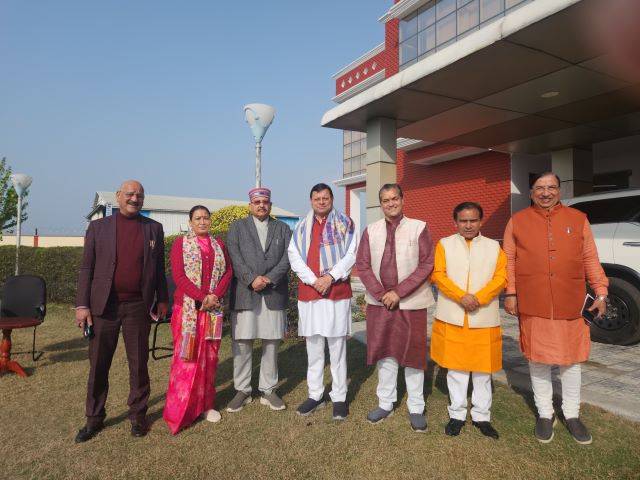 कैबिनेट के सहयोगियों के साथ श्री अयोध्या धाम (Ayodhya Dham) रवाना हुए मुख्यमंत्री