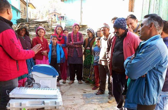 दूरस्थ गांवों में मतदाताओं को ईवीएम (EVM) पर मतदान का दिया प्रशिक्षण