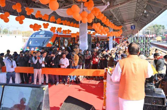 पीएम मोदी ने लखनऊ-देहरादून के बीच नई वंदे भारत ट्रेन का किया शुभारंभ