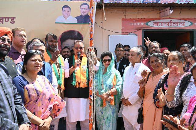भारतीय जनता पार्टी के 45वें स्थापना दिवस पर अपने निजी आवास व भाजपा महानगर कार्यालय में मंत्री गणेश जोशी ने फहराया पार्टी का झंडा