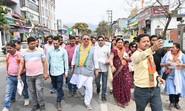 कैनाल रोड बाजार में भाजपा प्रत्याशी माला राज्य लक्ष्मी शाह के पक्ष में मंत्री जोशी ने की मतदान की अपील